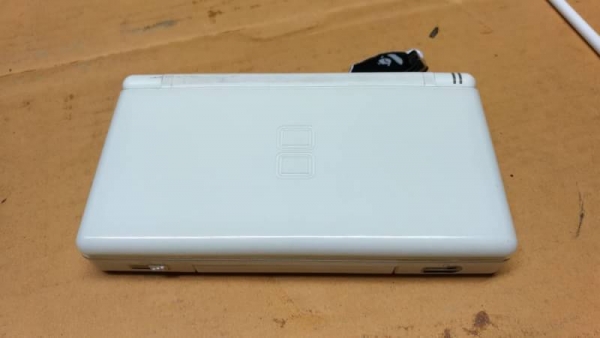 700 บ. ส่งฟรี083-2000058  LINE ID: line832923 เกม nintendo ds lite สองจอระบบสัมผัสมีการ์ด , ปากกากดหน้าจอ (ไม่มีตัวชาร์ท)ใช้ของทั่วไปได้