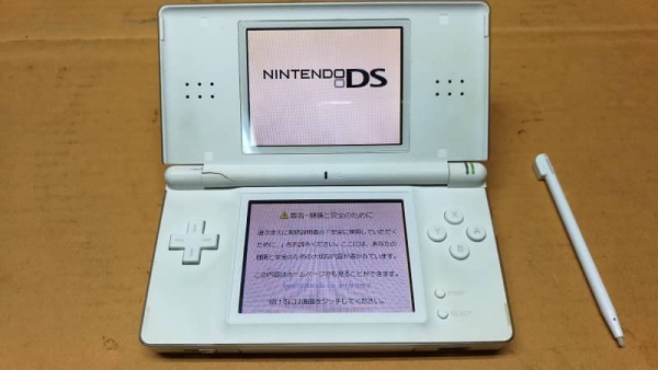 700 บ. ส่งฟรี083-2000058 LINE ID: line832923 เกม nintendo ds lite สองจอระบบสัมผัสมีการ์ด , ปากกากดหน