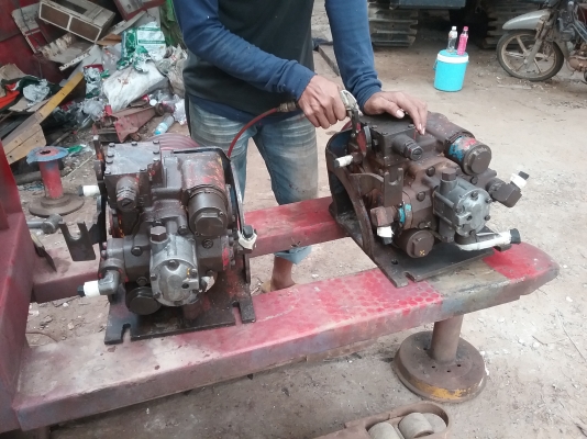 530,000 บาท รถกำลังเกี่ยวข้าว เอาไปหาเงินได้เลย ราคาคุยกันได้ จัดการแล้วครับ พร้อมเกี่ยว สนใจก็ทักมาครับเดิน PC 200  เครือง isuzu 6hhe 210 + turbo โซ่ 46 ข้อ d2 ปั้ม Dykin 23 แขนปรับระดับ สภาพที่ขายเก็บงานใหม่หมด พร้อมเกี่ยวนาปีครับ