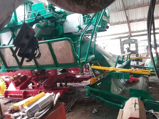 530,000 บาท รถกำลังเกี่ยวข้าว เอาไปหาเงินได้เลย ราคาคุยกันได้ จัดการแล้วครับ พร้อมเกี่ยว สนใจก็ทักมาครับเดิน PC 200  เครือง isuzu 6hhe 210 + turbo โซ่ 46 ข้อ d2 ปั้ม Dykin 23 แขนปรับระดับ สภาพที่ขายเก็บงานใหม่หมด พร้อมเกี่ยวนาปีครับ