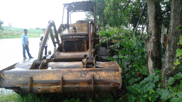 ขายแทรคเตอร์ KOMATSU D50 เครื่อง4D สภาพช่วงล่างโช่ดี โลนเลอร์ดี เครื่องดี ระบบเลื้ยวทำงานปกติ เอกสารเล่มทะเบียน อยู่หนองบัวลำภู สนใจ 0835601591 หรือ 0903494058