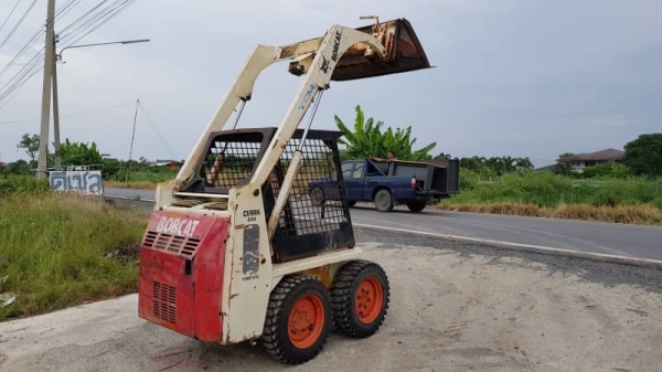 ขายด่วน145,000รถตักยกป๊อบแคท-533ตักยก0.7ตันคิวยกสูง2.8เมตรรถขับเคลื่อน4ล้อระบบเกียทอกรถนอกเพื่งนำเข้ามายังไม่เคยใช้งานในเมืองไทยเลย