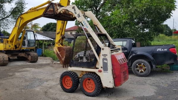 ขายด่วน145,000รถตักยกป๊อบแคท-533ตักยก0.7ตันคิวยกสูง2.8เมตรรถขับเคลื่อน4ล้อระบบเกียทอกรถนอกเพื่งนำเข้ามายังไม่เคยใช้งานในเมืองไทยเลย