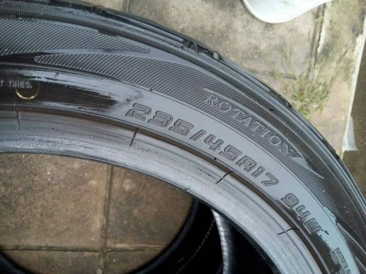 ( ปี16 )  235/45R17  DUNLOPDIREZZA DZ102 ปี16 มี 2 เส้น  โทร.081-427-3941