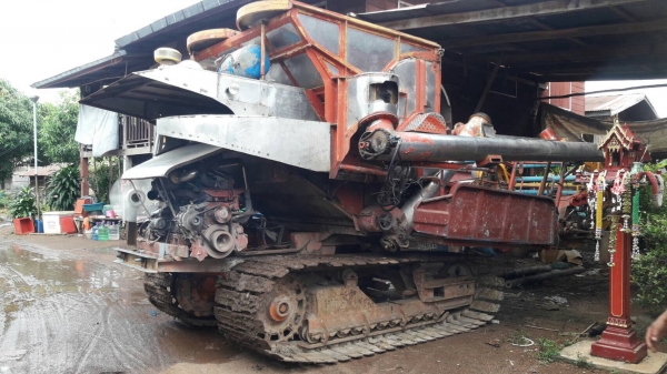 ขาย480.000 บาท รถเกี่ยวอุ้ม2.5ตัน เช็คสภาพพร้อมทำงาน เดินPC-200ปั้ม23เครื่อง210แรง