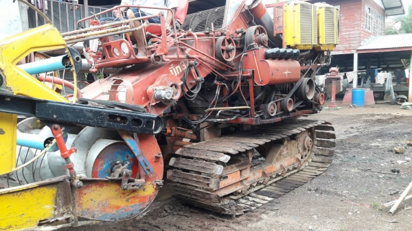 ขาย480.000 บาท รถเกี่ยวอุ้ม2.5ตัน เช็คสภาพพร้อมทำงาน เดินPC-200ปั้ม23เครื่อง210แรง