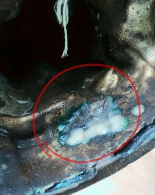 หลวงปู่มั่น ทัตโต อายุ 104ปี จ.อุบลฯ พระบูชาเนื้อโลหะหล่อ ฐานขนาด 6.5 นิ้ว สูง 8.5 สร้างปี 2550 รอบฐานมีจารรอบๆ ฝังตะกรุดจารยันต์อุดข้างใต้ฐาน พร้อมเส้นเกสาของหลวงปู่ติดด้วยขี้ผึ้ง เป็นสิริมงคลครบถ้วนในหนึ่งองค์