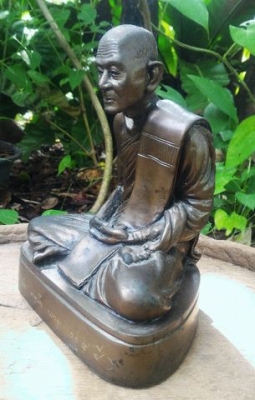 หลวงปู่มั่น ทัตโต อายุ 104ปี จ.อุบลฯ พระบูชาเนื้อโลหะหล่อ ฐานขนาด 6.5 นิ้ว สูง 8.5 สร้างปี 2550 รอบฐานมีจารรอบๆ ฝังตะกรุดจารยันต์อุดข้างใต้ฐาน พร้อมเส้นเกสาของหลวงปู่ติดด้วยขี้ผึ้ง เป็นสิริมงคลครบถ้วนในหนึ่งองค์