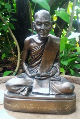 หลวงปู่มั่น ทัตโต อายุ 104ปี จ.อุบลฯ พระบูชาเนื้อโลหะหล่อ ฐานขนาด 6.5 นิ้ว สูง 8.5 สร้างปี 2550 รอบฐานมีจารรอบๆ ฝังตะกรุดจารยันต์อุดข้างใต้ฐาน พร้อมเส้นเกสาของหลวงปู่ติดด้วยขี้ผึ้ง เป็นสิริมงคลครบถ้วนในหนึ่งองค์