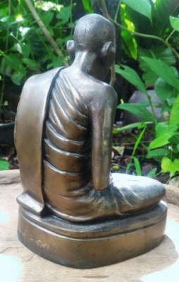 หลวงปู่มั่น ทัตโต อายุ 104ปี จ.อุบลฯ พระบูชาเนื้อโลหะหล่อ ฐานขนาด 6.5 นิ้ว สูง 8.5 สร้างปี 2550 รอบฐานมีจารรอบๆ ฝังตะกรุดจารยันต์อุดข้างใต้ฐาน พร้อมเส้นเกสาของหลวงปู่ติดด้วยขี้ผึ้ง เป็นสิริมงคลครบถ้วนในหนึ่งองค์