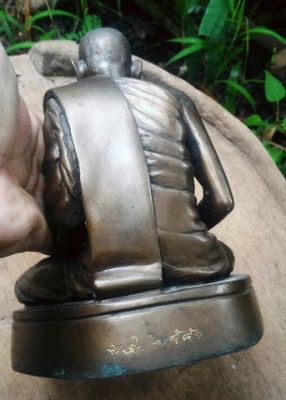 หลวงปู่มั่น ทัตโต อายุ 104ปี จ.อุบลฯ พระบูชาเนื้อโลหะหล่อ ฐานขนาด 6.5 นิ้ว สูง 8.5 สร้างปี 2550 รอบฐานมีจารรอบๆ ฝังตะกรุดจารยันต์อุดข้างใต้ฐาน พร้อมเส้นเกสาของหลวงปู่ติดด้วยขี้ผึ้ง เป็นสิริมงคลครบถ้วนในหนึ่งองค์