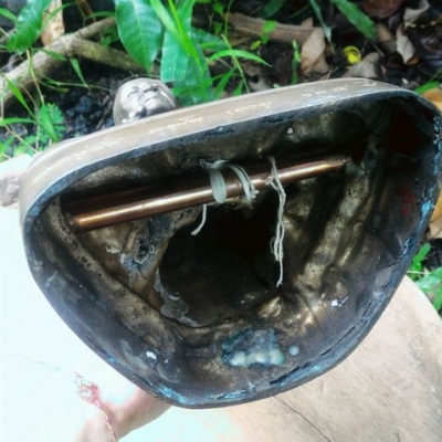 หลวงปู่มั่น ทัตโต อายุ 104ปี จ.อุบลฯ พระบูชาเนื้อโลหะหล่อ ฐานขนาด 6.5 นิ้ว สูง 8.5 สร้างปี 2550 รอบฐานมีจารรอบๆ ฝังตะกรุดจารยันต์อุดข้างใต้ฐาน พร้อมเส้นเกสาของหลวงปู่ติดด้วยขี้ผึ้ง เป็นสิริมงคลครบถ้วนในหนึ่งองค์