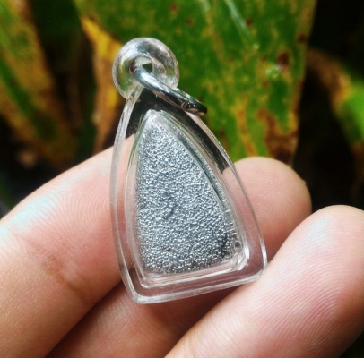 พระเนื้อปรอทกินเงิน ปางปราบมาร เลี่ยมกันน้ำพร้อมใช้ มีสามองค์ เป็นพระหายาก รีบเก็บเลยครับ