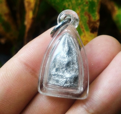 พระเนื้อปรอทกินเงิน ปางปราบมาร เลี่ยมกันน้ำพร้อมใช้ มีสามองค์ เป็นพระหายาก รีบเก็บเลยครับ