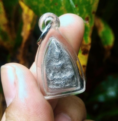 พระเนื้อปรอทกินเงิน ปางปราบมาร เลี่ยมกันน้ำพร้อมใช้ มีสามองค์ เป็นพระหายาก รีบเก็บเลยครับ