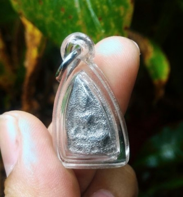 พระเนื้อปรอทกินเงิน ปางปราบมาร เลี่ยมกันน้ำพร้อมใช้ มีสามองค์ เป็นพระหายาก รีบเก็บเลยครับ