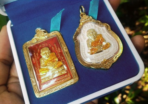 หลวงปู่ทวดหมื่นยันต์ รุ่นรวยหายห่วง ยกชุด 3 องค์ ตอกโค๊ดหมายเลขด้านหลัง องค์พระสวยมากๆ รีบเก็บเลย