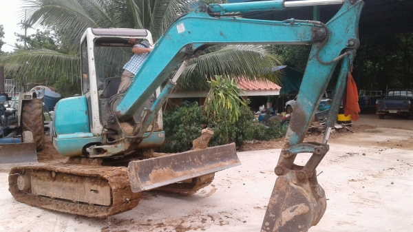 รถแบคโฮ KOMATSU PC40 รถแบคโฮ KOMATSU PC40