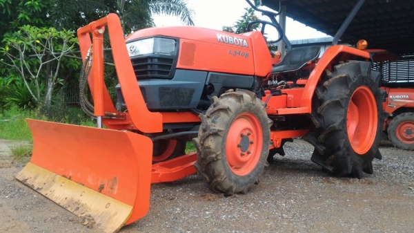 ขายรถไถ KUBOTA L3408 พร้อมดันหน้าใหม่ ยางหลังใหม่ ปรับสถาพให้แล้วพร้อมใช้งาน ทะเบียนพร้อมโอน ราคา 195,000บาท สนใจโทร มีรถขนส่งทั่วไทย ร้านสามย่านแทรคเตอร์ อ.แกลง จ.ระยอง โทร 0818618678 ,0899347475 id line=0818618678 id line=0917315475