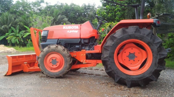 ขายรถไถ KUBOTA L3408 พร้อมดันหน้าใหม่ ยางหลังใหม่ ปรับสถาพให้แล้วพร้อมใช้งาน ทะเบียนพร้อมโอน ราคา 195,000บาท สนใจโทร มีรถขนส่งทั่วไทย ร้านสามย่านแทรคเตอร์ อ.แกลง จ.ระยอง โทร 0818618678 ,0899347475 id line=0818618678 id line=0917315475