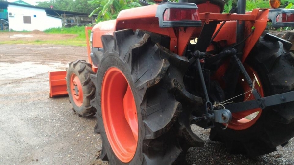 ขายรถไถ KUBOTA L3408 พร้อมดันหน้าใหม่ ยางหลังใหม่ ปรับสถาพให้แล้วพร้อมใช้งาน ทะเบียนพร้อมโอน ราคา 195,000บาท สนใจโทร มีรถขนส่งทั่วไทย ร้านสามย่านแทรคเตอร์ อ.แกลง จ.ระยอง โทร 0818618678 ,0899347475 id line=0818618678 id line=0917315475