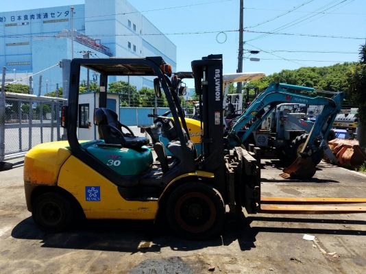 ขายโคมัสสุดีเซล FD30C-16 ปี สอบถามได้้ที 062-709-1747