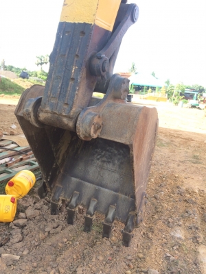 ขาย  200-5 คอนโทรลยาว ช่วงล่างเต็ม เอกสารซื้อขาย แอร์อุ่นๆ ไฟฟ้าตัด จอยังอยู่ ราคา 600,000 บาท 0967428942