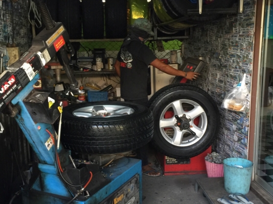 ยาง Bridgestone 255 65 17 ปลายปี15 ดอกเต็ม ใช้ยาว ราคาไม่แพง