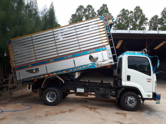 รถหกล้อดั๊ม