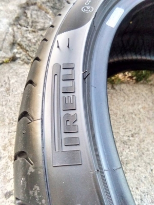 ขายยาง Pirelli 235/35R19 ปี 14