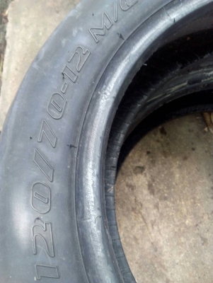 ยางมอเตอร์ไซด์ ขอบ 12 เบอร์ 120/70R12 และ 130/70R12 ปีใหม่ๆ15-16 มี 2 เส้น โทร.081-427-3941