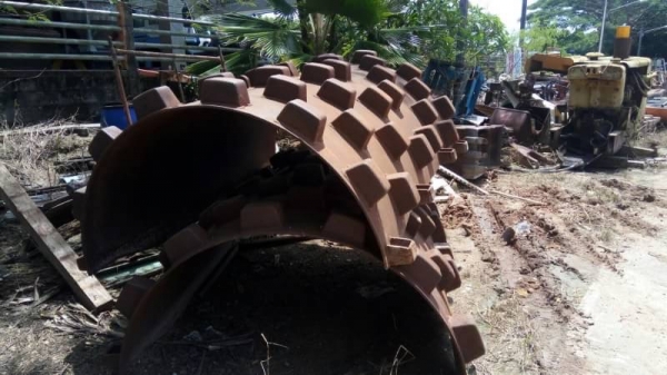 ขาย 135,000 เปลือกหนามรถบด ขนาดสิบตัน ถอดจากรถบด SAKAI  สภาพเก่านอก สวยพร้อมใช้ เปลือกอยู่ ระยอง 090-772-3710 090-772-3708