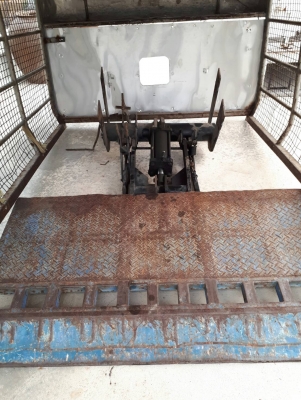 ต้องการขาย ลิฟท้าย 12V ติด 4 ล้อ NKR