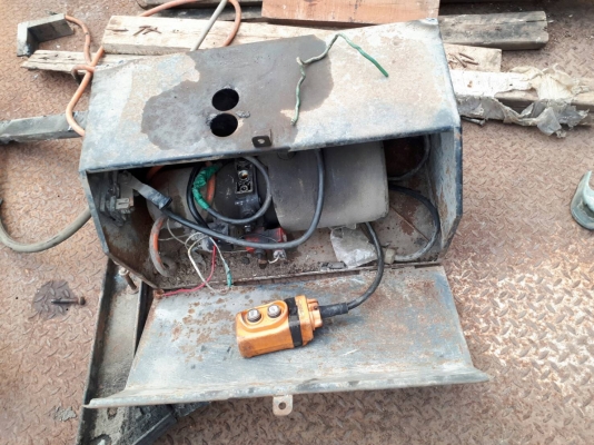 ต้องการขาย ลิฟท้าย 12V ติด 4 ล้อ NKR