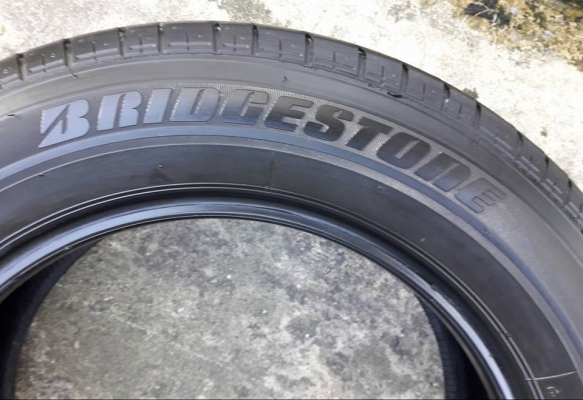 ยางรถยนต์มือสอง BRIDGESTONE รุ่น TURANZA RE33 .215 60R16 ปี2016 สภาพสวยมากๆ ดอกเยอะใช้อีกยาวๆไม่แพง