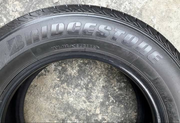 างรถยนต์มือสอง BRIDGESTONE รุ่น DURAVIS R611. 215 65R16 สัปดาที่31ปี2016 ลงพื้นปลายปี2016 สภาพสวยมาก