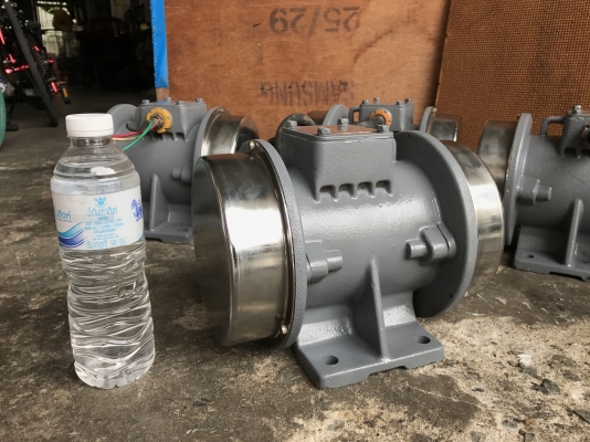 ขายมอเตอร์สั่น-เขย่า Torch Rotary Vibrator 1/3HP. 380V made in Taiwan รุ่นโครงสร้างใหญ่ แข็งแรง สภาพสวยเดิมๆ วิ่งนิ่ม สั่นแรง พร้อมใช้งาน มี 4 ตัวครับ