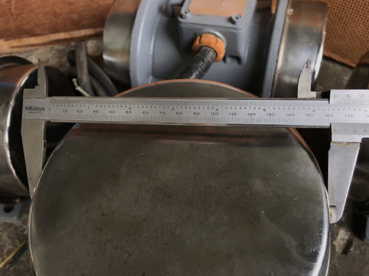 ขายมอเตอร์สั่น-เขย่า Torch Rotary Vibrator 1/3HP. 380V made in Taiwan รุ่นโครงสร้างใหญ่ แข็งแรง สภาพสวยเดิมๆ วิ่งนิ่ม สั่นแรง พร้อมใช้งาน มี 4 ตัวครับ