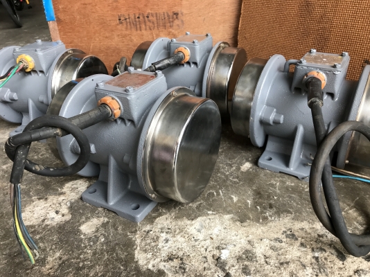 ขายมอเตอร์สั่น-เขย่า Torch Rotary Vibrator 1/3HP. 380V made in Taiwan รุ่นโครงสร้างใหญ่ แข็งแรง สภาพสวยเดิมๆ วิ่งนิ่ม สั่นแรง พร้อมใช้งาน มี 4 ตัวครับ