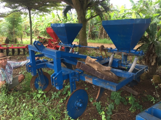 ริปเปอร์กรีดร่องอ้อย ถังปุ๋ยสแตนเลสคู่ มือสอง สวยๆ ต่อรองได้