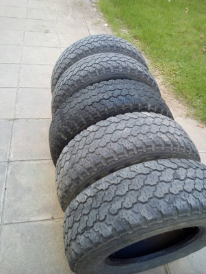 235/70R15  DUNLOP GRANDTREK ขายรวมยางอะไหล่ 5 เส้น  tel. 081-427-3941