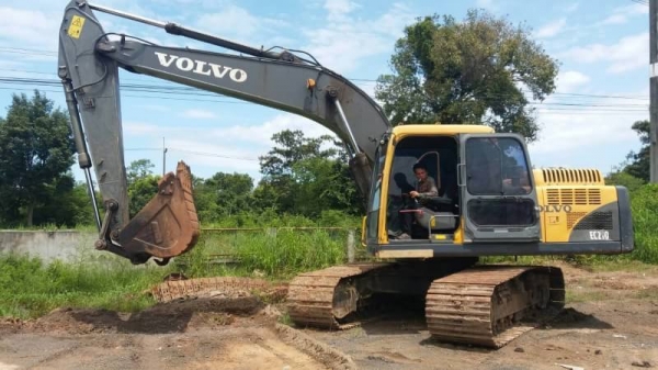 ขาย 1,295,000  VOLVO EC 210 B PRIME ทำงาน 4,xxx ชม. เครื่องดี ปั้มแรง โซ่หนา เอวแน่น ไฟฟ้าครบ เอกสารเล่มทะเบียน รถอยู่ จ.อุบลราชธานี  090-772-3710 090-772-3708