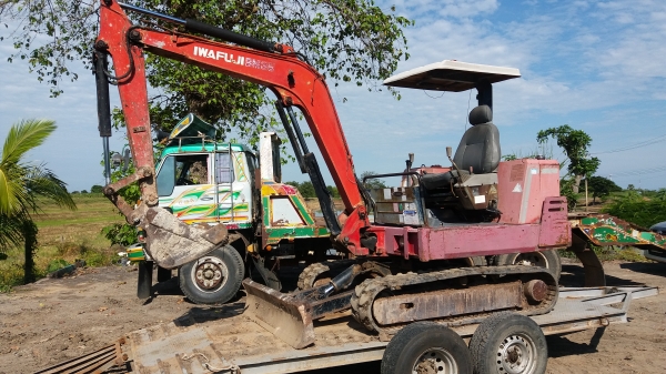 ขายครับ IHI 35GXขนาดPC35 ปั๊มนิ้วคอลโทรน้ำมัน พร้อมรถเทเลอร์ลาก