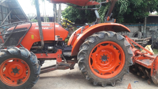 ขายรถไถ Kubota M6040 สภาพดีสวยๆๆพร้อมใช้ครับ รุ่นนี้ถือว่าคุ้มมากกับราคานี้ครับ มีอุปกรณ์พร้อม2 ชิ้นมี ใบมีดดันดิน และโรตารี่มาให้ครับ ใครมองหาคูโบต้า M6040 รับรองไม่เสียใจครับกับราคานี้
