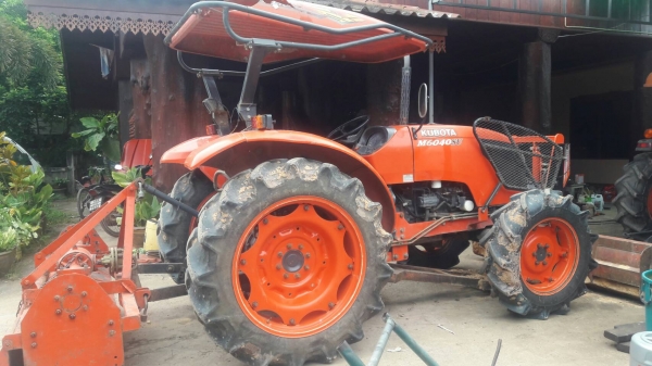 ขายรถไถ Kubota M6040 สภาพดีสวยๆๆพร้อมใช้ครับ รุ่นนี้ถือว่าคุ้มมากกับราคานี้ครับ มีอุปกรณ์พร้อม2 ชิ้นมี ใบมีดดันดิน และโรตารี่มาให้ครับ ใครมองหาคูโบต้า M6040 รับรองไม่เสียใจครับกับราคานี้