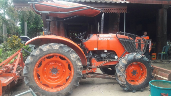 ขายรถไถ Kubota M6040 สภาพดีสวยๆๆพร้อมใช้ครับ รุ่นนี้ถือว่าคุ้มมากกับราคานี้ครับ มีอุปกรณ์พร้อม2 ชิ้นมี ใบมีดดันดิน และโรตารี่มาให้ครับ ใครมองหาคูโบต้า M6040 รับรองไม่เสียใจครับกับราคานี้
