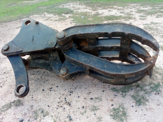 ขายเครื่องคีบไม้ ขุดตอยูคาลิปตัสได้ด้วยง่ายกว่าปุ้งกี๋สนใจ0941929949