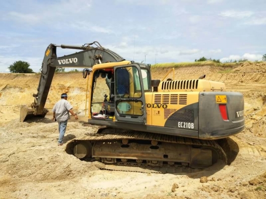 ขาย 1,080,000 บาท VOLVO EC210B PRIME ทำงาน 17,xxx ชม. เครื่องดี ปั้มแรง โซ่หนา เอวแน่น ไฟฟ้าครบ เอกสารเล่มทะเบียน  รถอยู่ จ.สุพรรณบุรี โทร&amp;ไอดีไลน์ 0610710295