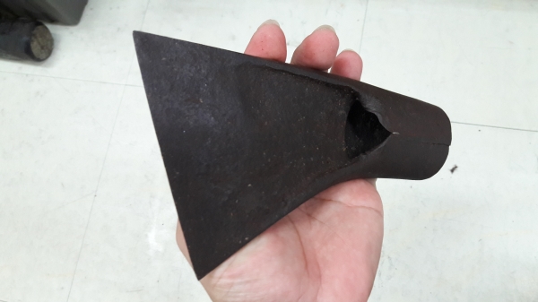 ขายหัวขวานโบราณเหล็กดีเก่าเก็บ หน้าขวานกว้าง4"ยาว7" ใหม่เก่าเก็บ