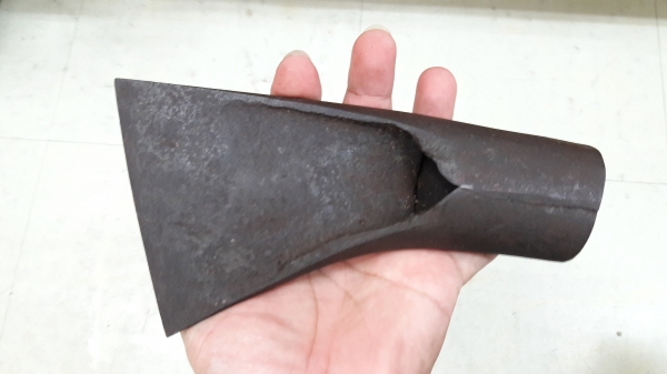 ขายหัวขวานโบราณเหล็กดีเก่าเก็บ หน้าขวานกว้าง4"ยาว7" ใหม่เก่าเก็บ